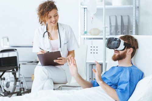 VR treatment for a man in the hospital with the guidance of an e-counselor